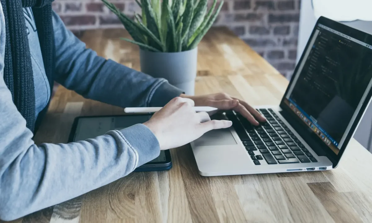 Persona al lavoro su un computer portatile in un ambiente professionale