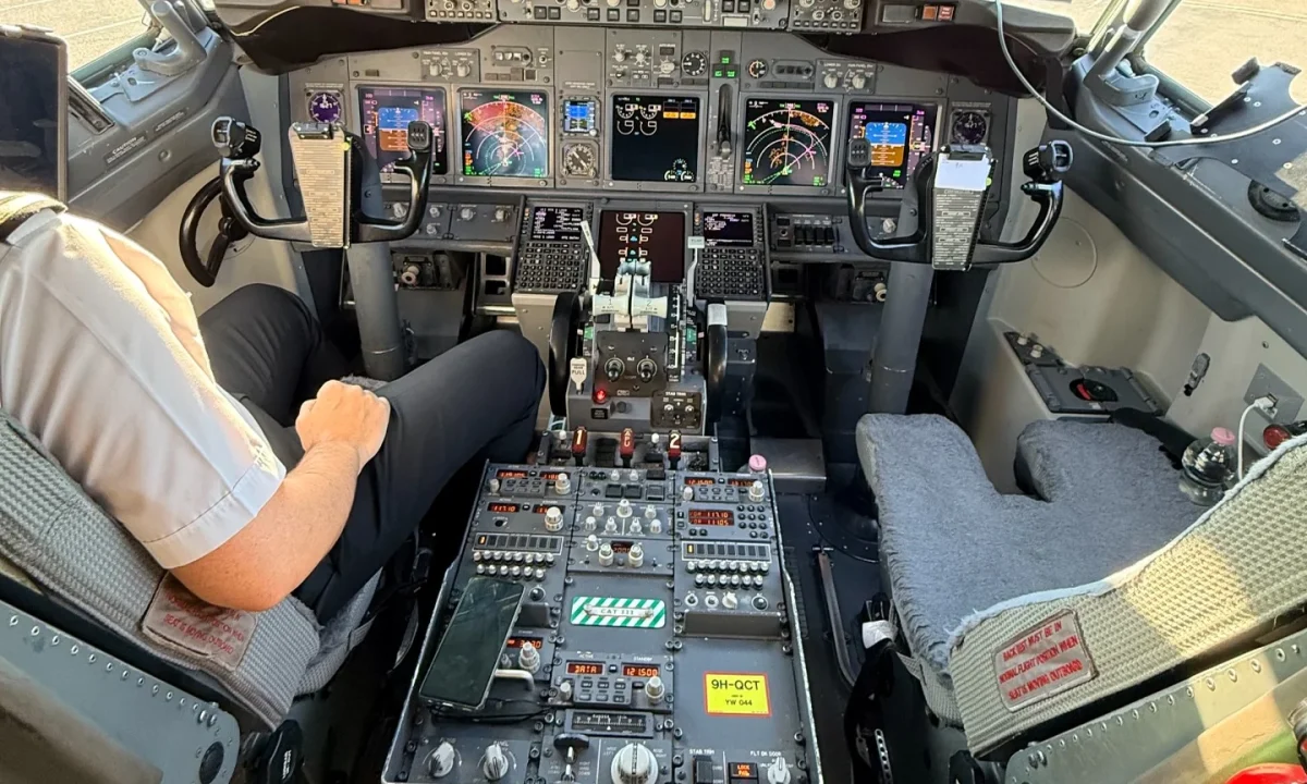 Strumenti, schermi e comandi nella cabina di pilotaggio di un aereo.